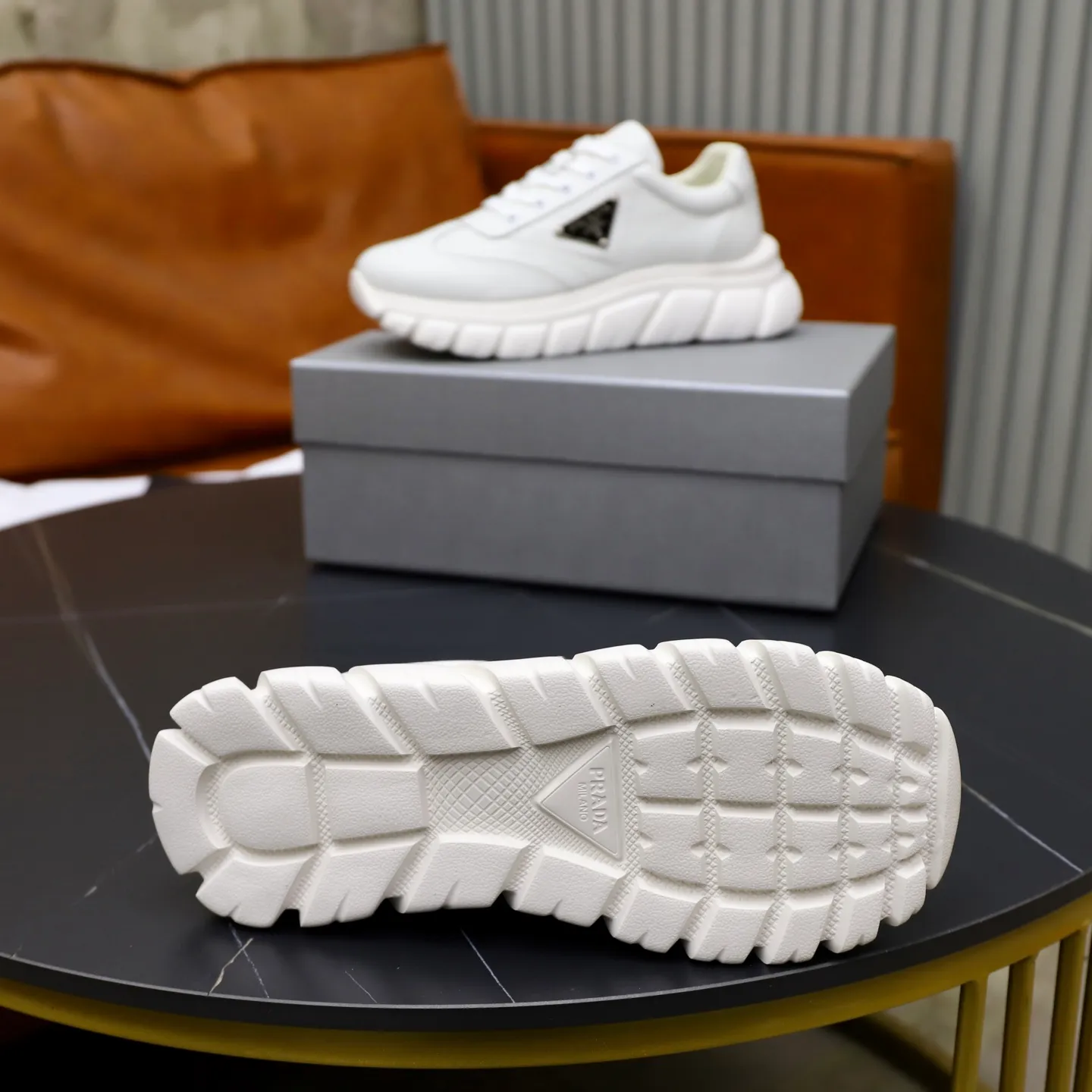 Factory price: 720💰Top original order Brand: PRADA (Prada) Standard code: Men's size 38/44 (45 can be customized) Grade: Same as the official website Material: Original cowhide stitching, cowhide lining, original combination two-color wear-resistant soft outsole Style category: casual sports version, young fashion, European and American trend, British style Color: actual picture color
